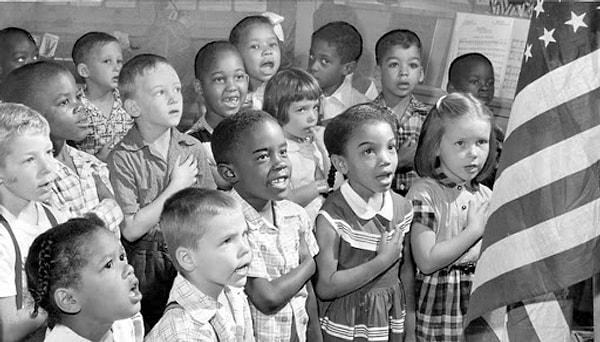 18. 17 Mayıs 1954 Pazartesi günü ABD'de devlet okullarında öğrenciler arasındaki ırk ayrımı sona erdi.