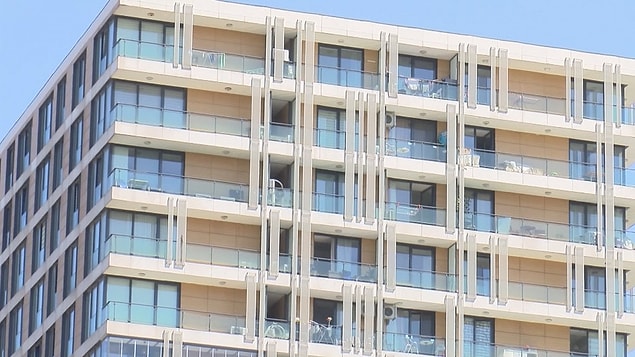 Camın düşmesiyle yere yığılan Elveren'i görenler durumu sağlık ve polis ekiplerine bildirdi. Olay yerine gelen sağlık ekipleri Elveren'e ilk müdahaleyi yaptı.