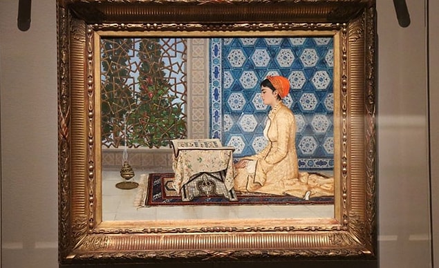 Osman Hamdi bu eseriyle; hem kültür ögelerini, hem kadına bakış açısını, hem huzuru en güzel haliyle yansıtıyor.