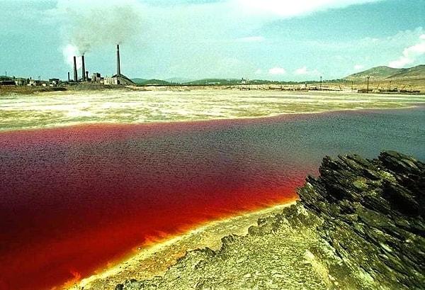 4. Dünyadaki en kirletilmiş yer Rusya'daki Karaçay Gölü'dür. 1990 yılında gölün kıyısında geçirdiğiniz 1 saat ölümcül olan 600 doz röntgeni almanıza neden olurdu.