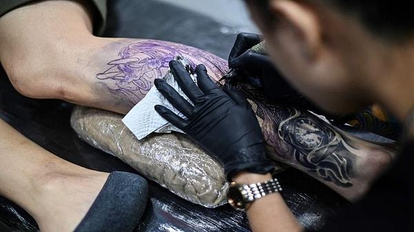 6. Siyah dövme mürekkebi çoğu zaman yakılmış hayvan kemiklerinden elde edilir.