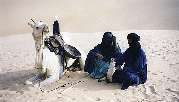 10. Sahra Çölü'nün ortasında yaşayan Tuareg topluluğunda 1.2 milyon erkek peçe takarken, kadınlar takmamaktadır. Bu toplulukta kadınlar okuma yazma bilirken erkeklerin çoğu bilmez. Bu topluluk ayrıca Müslümandır.
