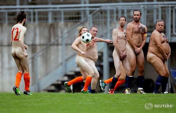 Oer-Erkenschwick kasabasında yapılan maçı organize eden sanatçı Gerrit Starczewski, futbol sistemini 'hastalıklı' olarak niteliyor.