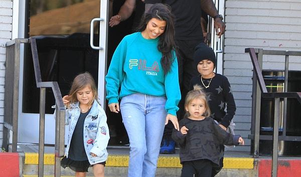 2. Üç çocuk sahibi olan Kourtney Kardashian, çocuklarını radyasyondan uzak tutmak için pek çok elektrikli aleti evinden uzak tutuyor.