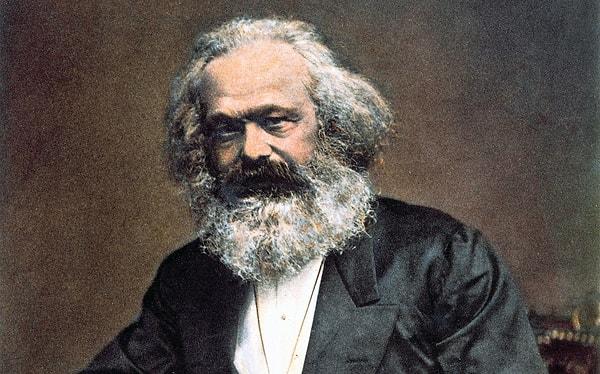 Marx, belli bir zamanda var olan üretim sisteminin, bir toplum sanatının stil ve içeriğini belirlediğini; sanatın da dâhil olduğu manevi, kültürel değerlerin tamamen ekonomik alt yapı tarafından belirlendiğini savunuyor.