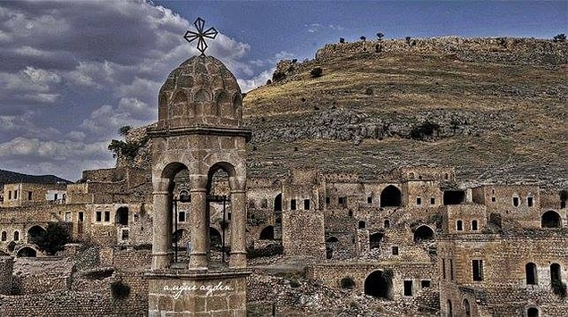 1. Çarşamba, Farsça-Süryanice dördüncü gün anlamına gelen "çıhar-şenbe" kelimesinden gelir.