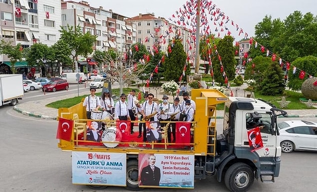 2. Kamyon kasasında canlı müzik olmazsa olmaz.