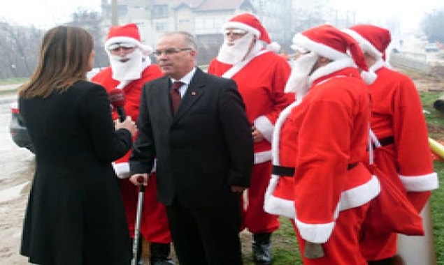 4. Noel Baba'nın Babaeskili olduğu dedikodusunun ardından her yeri Noel babaların sarması. 😄