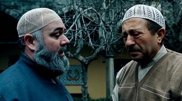 Türk sinemasının yüz akı filmlerinden biri olan 'Takva' 96 dakika boyunca bir adamın kendi ile olan hesaplaşmasına, dünyevî değerlerden elini eteğini çektikten sonra kendini sorgulamasını anlatıyor.