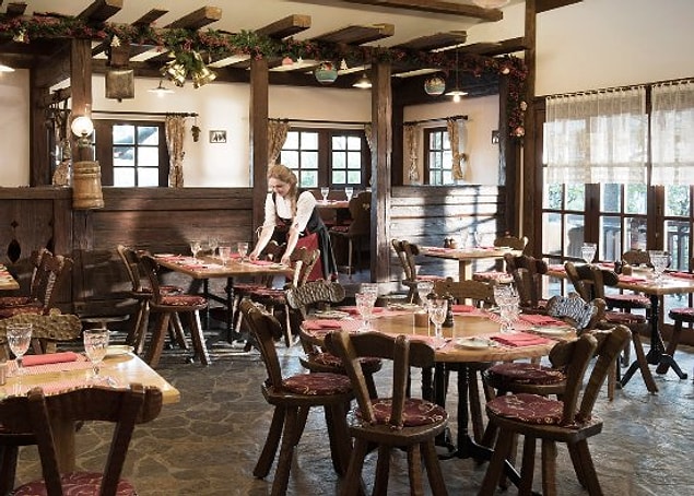Öncelikle restoranlardan başlayalım. İsviçre'de orta seviyede bir restoranda 2 kişilik yemeği 100.00 Fr. yani 815.00 TL'ye yiyorsunuz. Türkiye'de ise 130.00 TL'ye yani fiyat 15.95 Fr. oluyor.