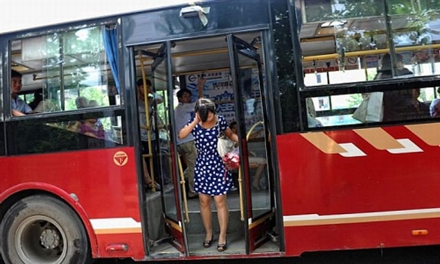 Otobüsten inerken düşeceksin!