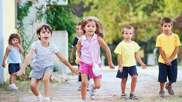 Ben de naçizane fikirlerimi belirtirken konuyu çocuk meselesine bağladım ve "Abi yhaa biz neden bu kadar ürüyoruz ki? Herkes çocuk yapmamalı!" deyiverdim.