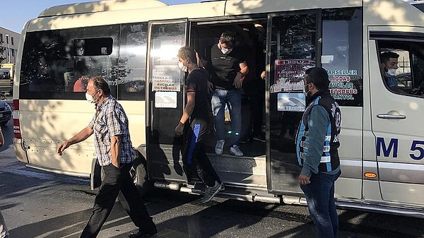 12 kişi kapasiteli araçtan 33 yolcunun inmesi üzerine ekipler, minibüsçüye ceza yazdı.