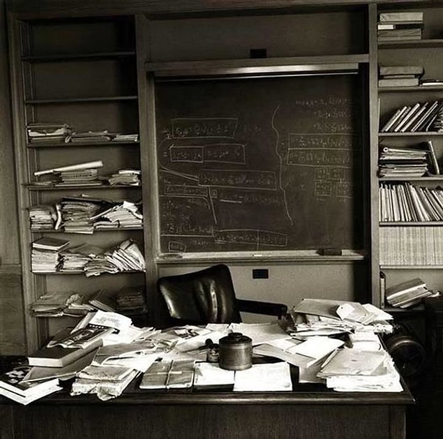 1. Öldüğü günde Einstein'ın çalışma odası.