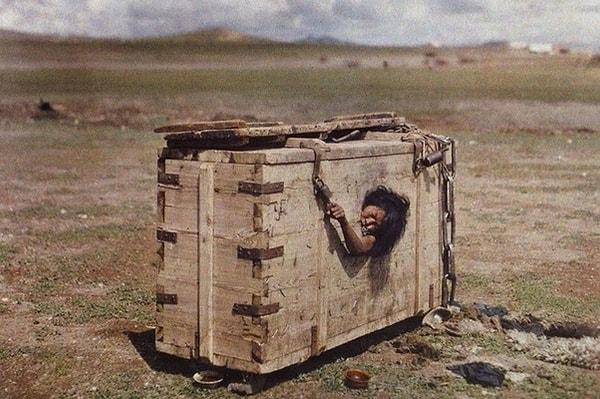 5. Suçlu Moğol kadın, cezasını çekmek üzere aç bırakılıyor ve insanların hakaretlerine uğruyor, 1913.