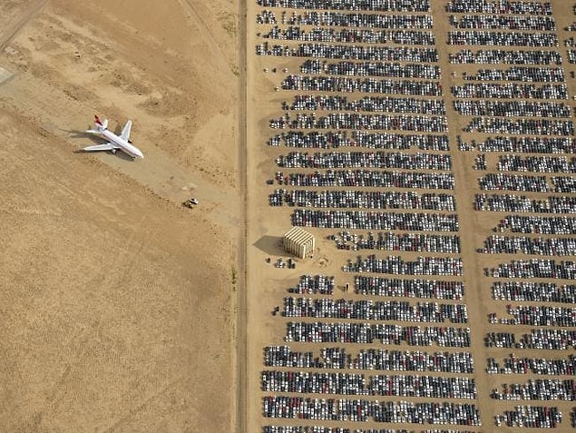 Kaliforniya'daki Mojave Çölü'nde 350 binden fazla da araba bulunuyor.