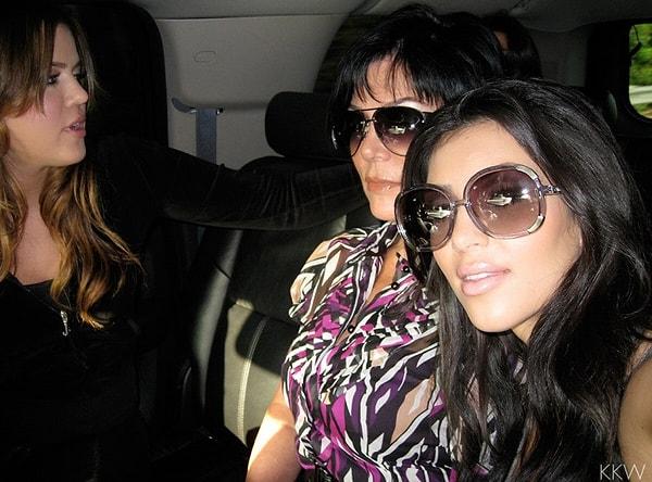 4. Kız kardeşi hapse girerken Kim'in arabada sürekli selfie çekilmesi...