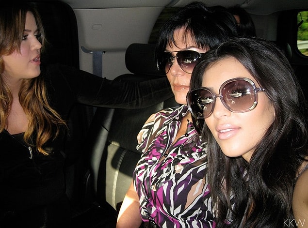 4. Kız kardeşi hapse girerken Kim'in arabada sürekli selfie çekilmesi...