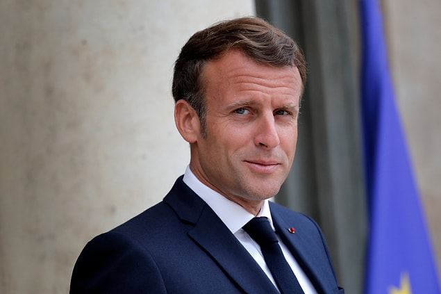 Charlie Hebdo'ya bir destek de, en üst makamdan, Macron'dan geldi.