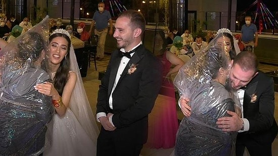 Düğünde Kafasına Poşet Geçirip Gelin ile Damada Sarılan Kadın