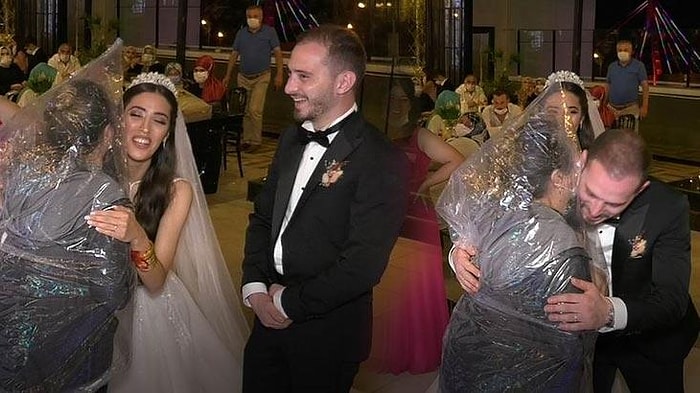 Düğünde Kafasına Poşet Geçirip Gelin ile Damada Sarılan Kadın