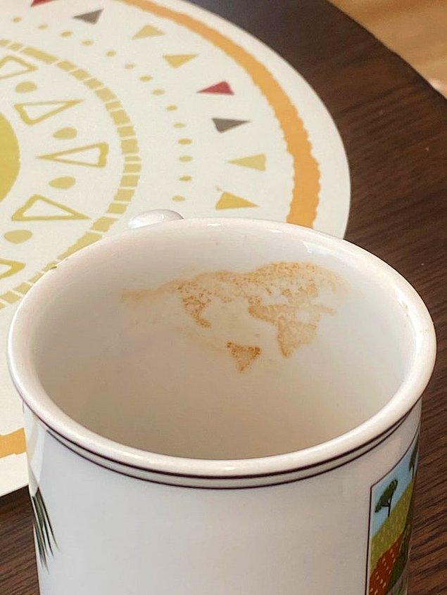 8. "İçtiğim kahve, kupada dünya haritası şeklinde bir leke bıraktı."