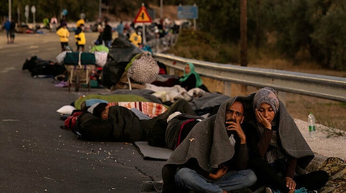 Moria Sığınmacı Kampında Çıkan Yangın Sonrası Yol Kenarlarında ve Benzinliklerde Yatarak Yardım Bekleyen Mülteciler