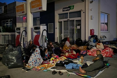 Moria Sığınmacı Kampında Çıkan Yangın Sonrası Yol Kenarlarında ve Benzinliklerde Yatarak Yardım Bekleyen Mülteciler