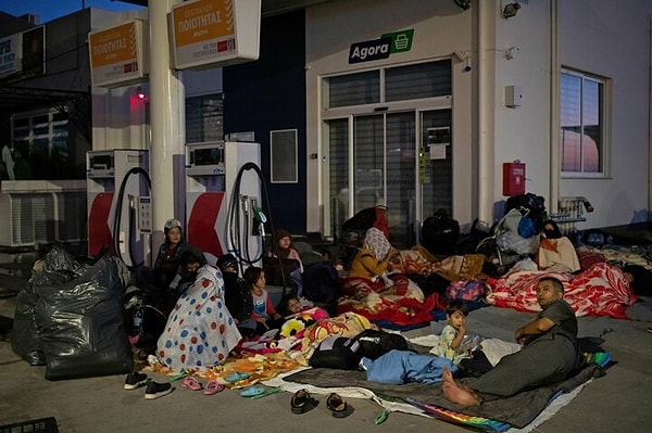 Yangın nedeniyle hayatını kaybeden ya da yaralanan olmadığı belirtilirken dumandan etkilenenler olduğu söyleniyor.