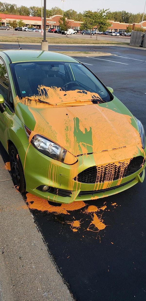 13. "Birisi arabama turuncu boya dökmüş. Öğle aramda gördüm, kim yaptı bilmiyorum ve orada kamera da yok."