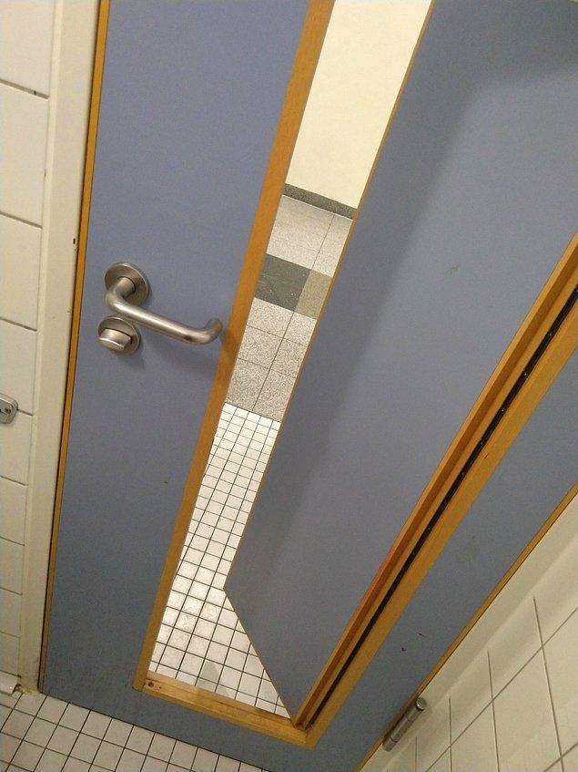 18. "Tuvalet kapısı asla kapanmıyor. Bu şekilde açılabiliyor."