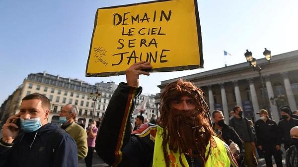 Başkent Paris'teki izinli gösterilerde sokağa çıkan sarı yeleklilerin sayısı, salgın öncesine kıyasla düşüktü.