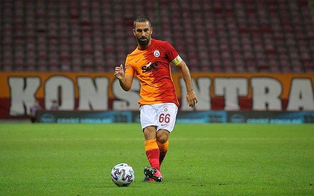 Galatasaray formasını 3 bin 403 gün sonra  giyen Arda Turan, maça Galatasaray'ın kaptanı olarak çıktı.
