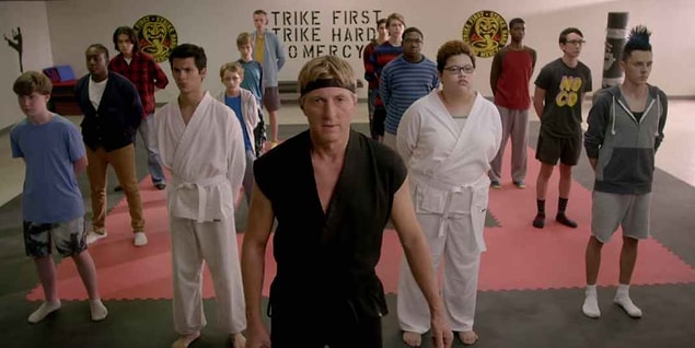 Cobra Kai'nin Karate Kid’in devam dizisi olduğunu belirtmemizde de fayda var.
