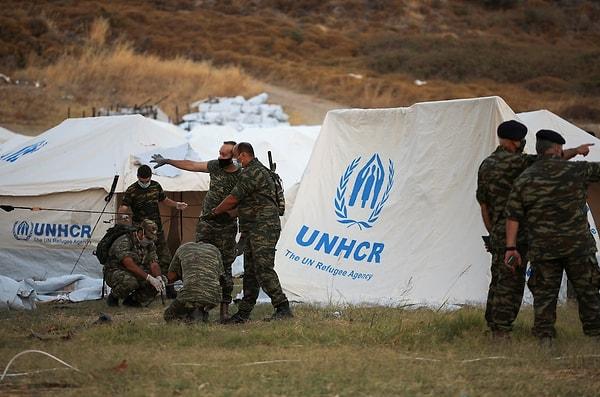 Fakat Yunan ordusu kamp civarına helikopterlerle yardım ulaştırmaya ve geçici barınak olmak üzere yeni çadırlar götürmeye başladı.