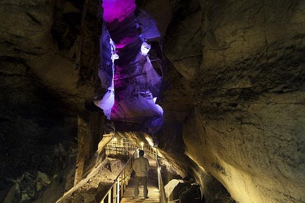 Tınaztepe, 230 milyon yıllık tarihiyle ve 22 km'lik uzunluğuyla Türkiye'nin en uzun mağarası.
