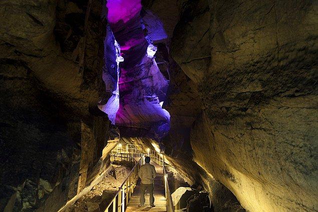 Tınaztepe, 230 milyon yıllık tarihiyle ve 22 km'lik uzunluğuyla Türkiye'nin en uzun mağarası.