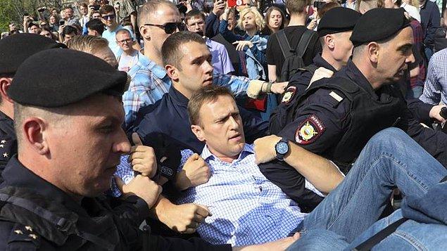 Omsk'taki hastaneye kaldırılan Navalny'ın çayına karıştırılan bir maddeyle zehirlendiği öne sürülmüştü.