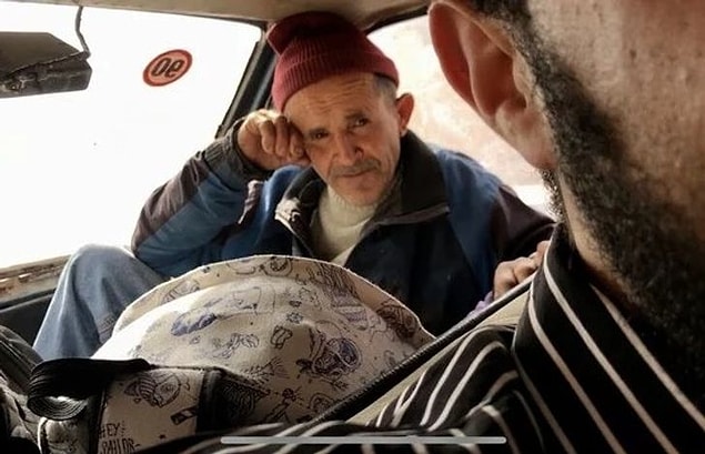 "Faslı dostumuz Hamid, bizi kasabadan bir köye ailesini ziyarete götürdü. Sıradan bir binek otomobile sığan 9 kişiyi ilk kez gördüm. Bagajda sakince oturan yaşlı bir adam bile vardı. Ayrıca Fas'ta insanlar el sıkıştıktan sonra ellerini kalplerine koyuyorlar ama Hamid'in köyünde hem erkeklerin hem de kadınların el sıkıştıktan sonra elini öptüğünü fark ettim."