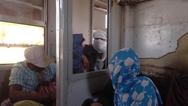 "Moritanya'nın Atar kentine ulaşmak için dünyanın en uzun trenine binmeniz gerekiyor. Tren 2.5 km uzunluğunda. Yaklaşık 200 vagonu var ve bunlardan sadece biri yolcular için. Ya kömürlerle dolu bir vagona binebilir ya da oranın yerlileriyle aynı vagonda gidebilirsiniz."