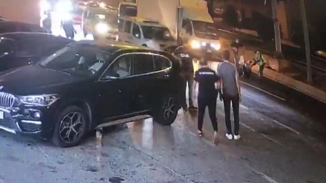 Hafif şekilde yaralanan kadının yardımına çevredeki vatandaşlar koştu.