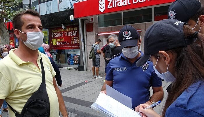 Maske Takmayanlara Cezai İşlem Yapan Polis Memurlarına Vatandaşların Tepkilerini İzlerken Birtakım Sinir Krizleri Geçireceksiniz