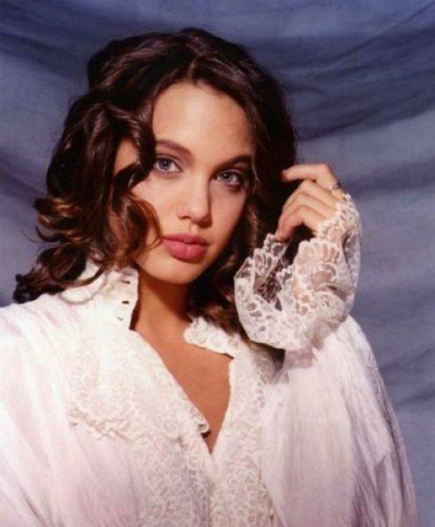 4. Son yıllarda estetik yaptırarak farklı bir görünüm kazanan kadınların aksine, Angelina Jolie gençlik yıllarındaki haliyle neredeyse aynı!