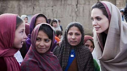 Angelina Jolie'nin Gelmiş Geçmiş En Güzel Kadınlardan Biri Olduğunun Kanıtı 15 Fotoğraf