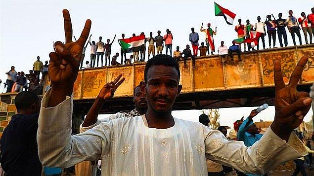 9. 30 yıldır şeriatla yönetilen Sudan'da din ile devlet işleri ayrılarak şeriat yönetimine son verildi.