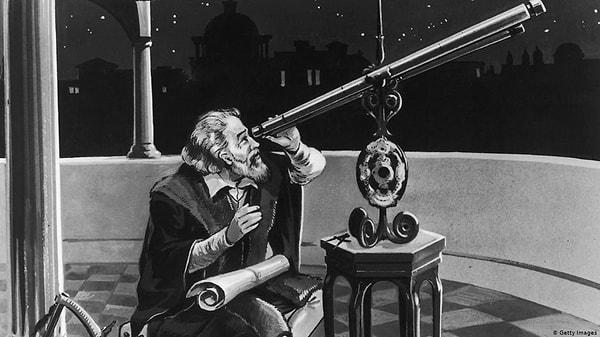 Uzay gözlemi için sadece gözlerini kullanan insanoğlu 16. yüzyılın sonlarına doğru teleskobu icat etmeyi başarmıştı. Bulunduğu zamanın en iyi teleskoplarını yapan büyük bilim insanı Galileo yaptığı gözlemler sayesinde evrene bakış açımızda geri dönülmeyecek değişimlere neden oldu.
