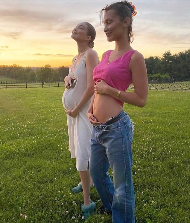 7. Gigi ve Bella kardeşler karınlarını gösterdikleri bir poz paylaştı!