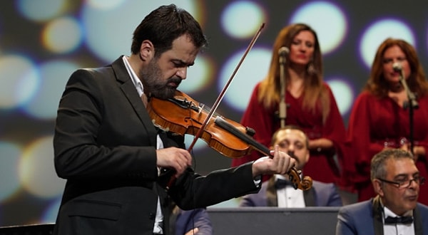 Onno Tunç'un ısrarları sonucu da yorumcu olarak yoluna devam etmiş. 90'larda ergen olanlar, ilk aşklarını yaşarken onun Üzülme şarkısıyla zırıl zırıl ağlamıştır mutlaka. Bitirdin bizi adam, bitirdin!