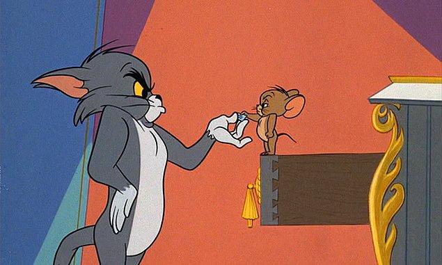 6. Tom ve Jerry'de Tom ilk önce normal kediler gibi 4 ayak üzerinde yürüse de daha sonra iki ayağı üzerinde hareket etmeye başladı.