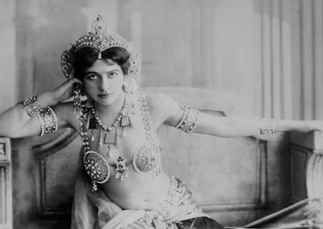 Margaretha soyluların gittiği bir okula gitti. Ancak birkaç yıl sonra babası iflas etti ve ardından Mata'nın annesini boşadı.